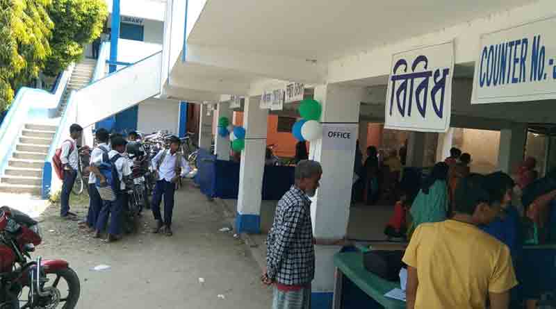 পরীক্ষা চলাকালীন স্কুলের বারান্দায় দুয়ারে সরকার শিবির, ক্ষুব্ধ অভিভাবকরা