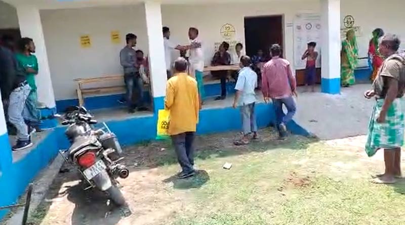 বারবার ঘুরেও মিলছে না পরিষেবা, ইসলামপুরে ‘দুয়ারে সরকার’ ক্যাম্পে তুমুল বিক্ষোভ স্থানীয়দের
