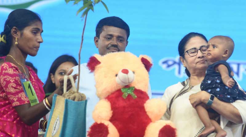 খেজুরিতে অন্য মেজাজে মমতা, শিশুকে কোলে তুলে আদর, উপহার দিলেন টেডিও