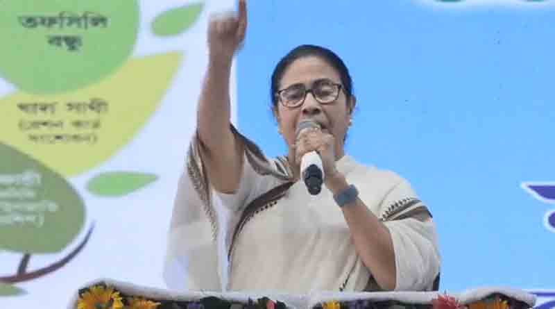 Mamata Banerjee: ‘বেইমান-লুটেরা-দাঙ্গাবাজ! টাকা দিচ্ছে না, দাঙ্গা বাঁধাচ্ছে’, কেন্দ্রকে তোপ মমতার