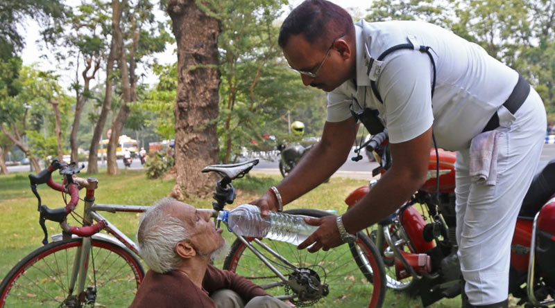 প্রবল রোদে অসুস্থ বৃদ্ধের ত্রাতা পুলিশ সার্জেন্ট, মেটালেন তেষ্টা, করলেন বিশেষ ব্যবস্থা