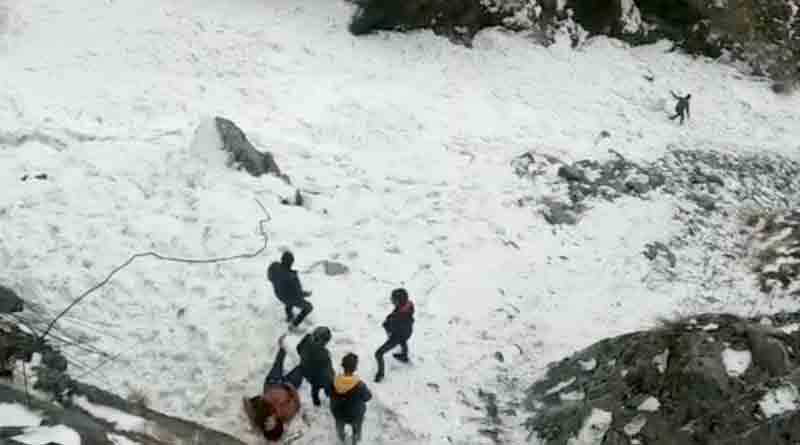 At least 7 tourist dead in blizzard at Changu in Sikkim | Sangbad Pratidin
