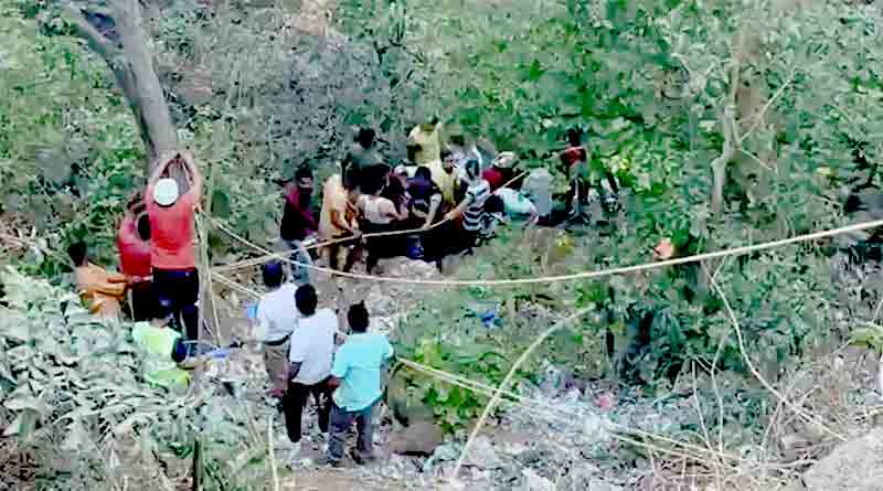নিয়ন্ত্রণ হারিয়ে খাদে পড়ল বাস, মুম্বইয়ে মৃত অন্তত ১২