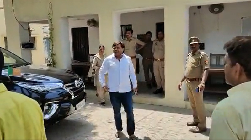 Now Samajwadi Party MLA Thrashes BJP Leader's Husband In Police Station | Sangbad Party