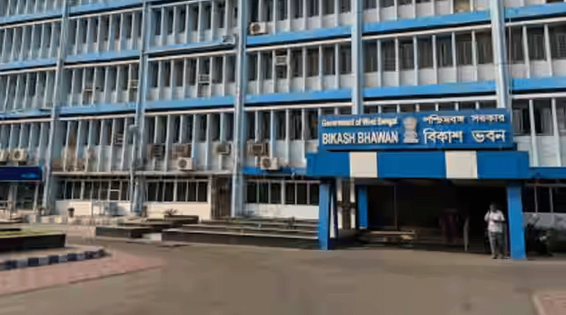 আচমকা হুড়মুড়িয়ে ভেঙে পড়ল বিকাশ ভবনের কার্নিশের একাংশ, জখম ৩, ক্ষতিগ্রস্ত গাড়ি