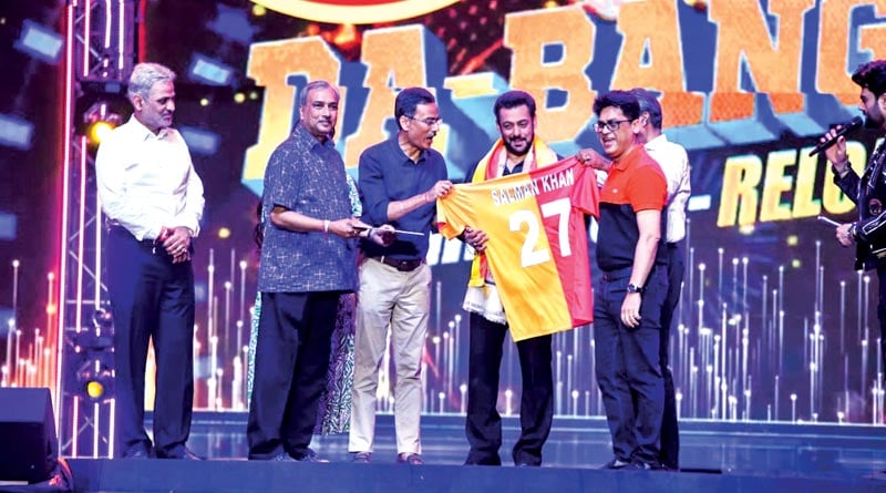 East Bengal club gifts club jersey to Salman Khan | Sangbad Pratidin