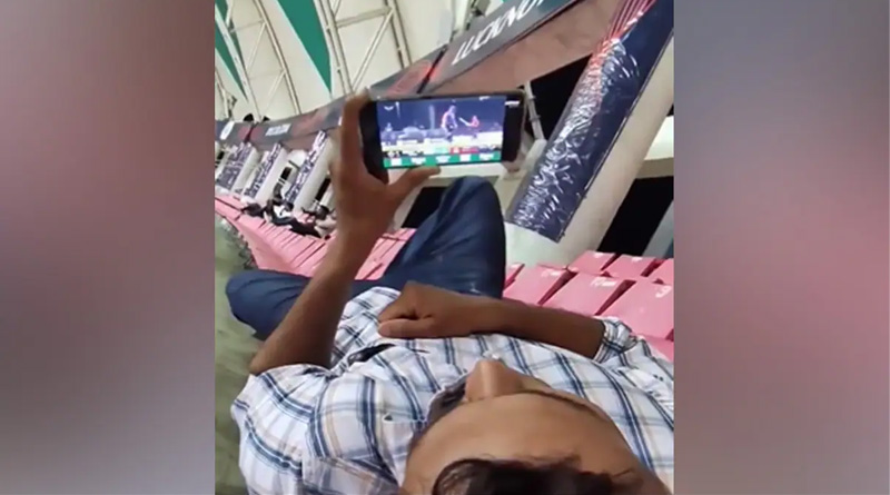 সামনে চলছে IPL ম্যাচ, গ্যালারিতে থেকেও মোবাইলে খেলা দেখলেন যুবক! তাজ্জব নেটদুনিয়া