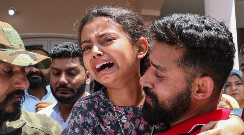 ‘কিচ্ছু চাই না বাবা, শুধু তুমি ফিরে এসো’, মৃতদেহ দেখে ডুকরে উঠল রাজৌরিতে শহিদের শিশুকন্যা
