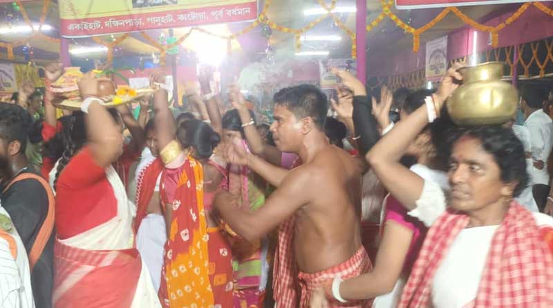 Blurring border People throng to celebrate Ganesh Pagoler Kumbh Mela | Sangbad Pratidin
