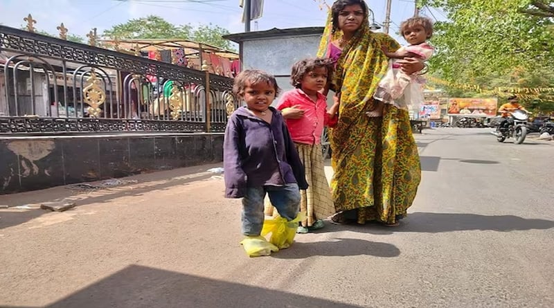 Madhya Pradesh woman wraps plastic around kids’ feet to shield them from hot roads | Sangbad Pratidin