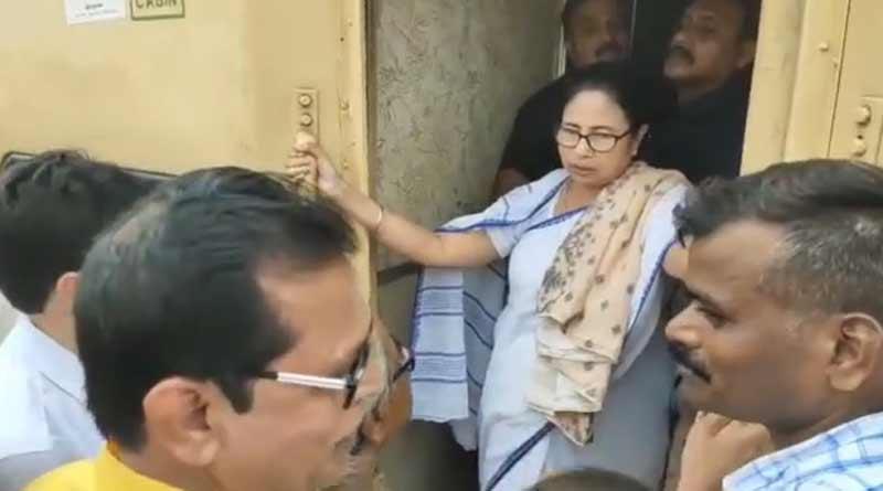 Mamata Banerjee: মালদহ থেকে ফেরার পথে আবেগপ্রবণ মমতা, রামপুরহাটে দাঁড়িয়ে মামাবাড়ি যাওয়ার ইচ্ছাপ্রকাশ