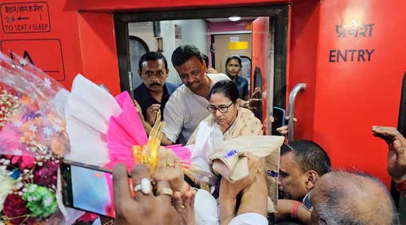Mamata Banerjee: মালদহ যাওয়ার পথে বোলপুরে জনসংযোগ, ‘প্রতীচী’র সামনে দলীয় কর্মীদের ধরনার নির্দেশ মমতার