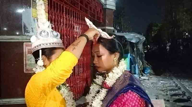 প্রেম মানে না কোনও বাধা, পরিবারের আপত্তি উড়িয়ে কলকাতায় চারহাত এক দুই তরুণীর