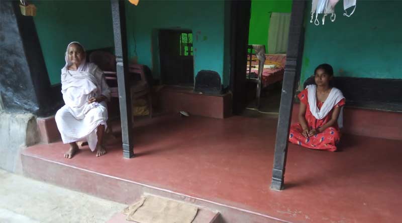 নুন আনতে পান্তা ফুরনো সংসার, সোশ্যাল মিডিয়ায় সাহায্যের আর্তি টিউমার আক্রান্ত ছাত্রীর