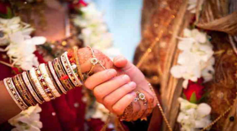 এক যুবকের গলায় মালা দিলেন দুই বোন, কারণ জানলে অবাক হবেন