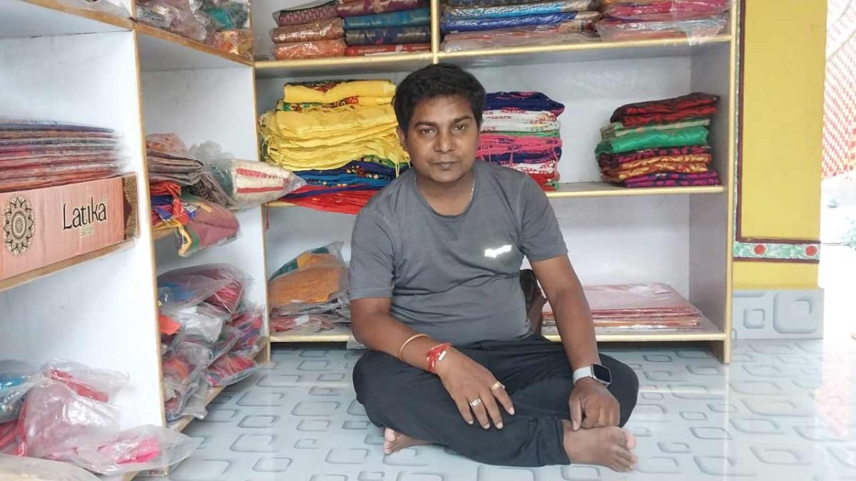 ‘আর ভোটে দাঁড়াব না’, উপার্জনের লক্ষ্যে শাড়ির ব্যবসা শুরু তৃণমূলের পঞ্চায়েত প্রধানের