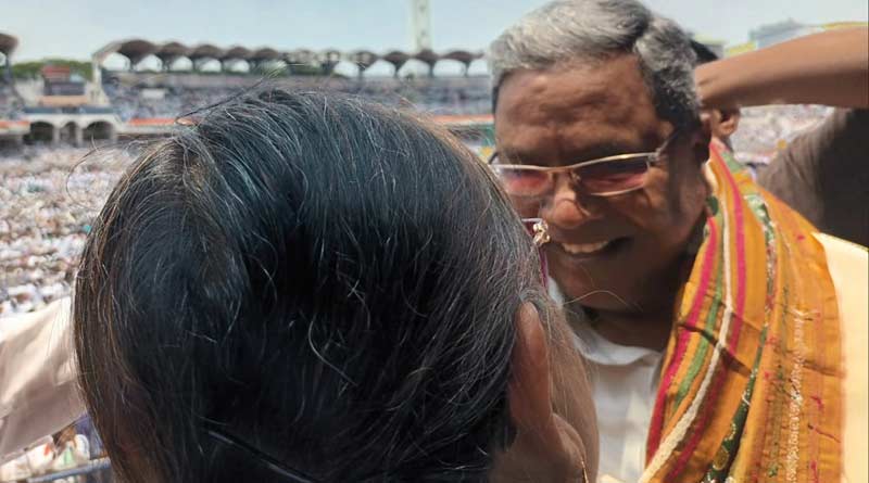 Mamata Banerjee congratulates karnataka CM with a shawl | Sangbad Pratidin