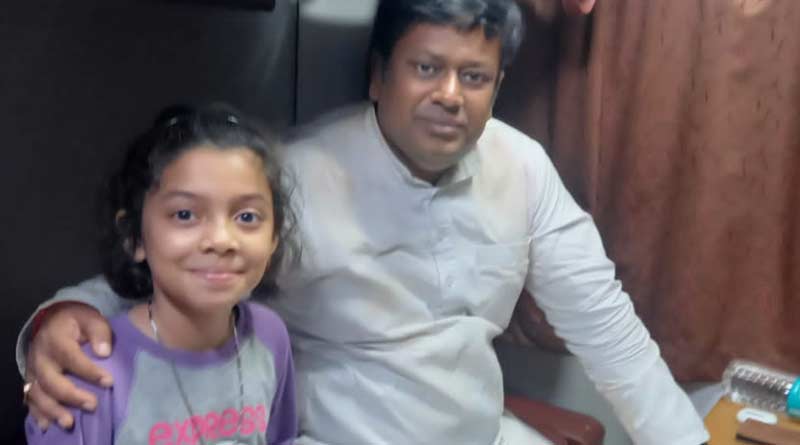 Little girl was excited to see BJP leader Sukanta Majumder into the train | Sangbad Pratidin