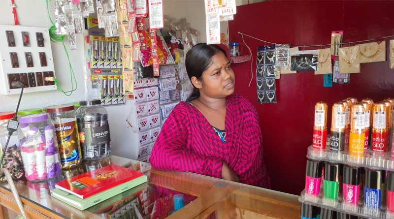 A panchayat head of Burdwan opened a parlor to run the family | Sangbad Pratidin