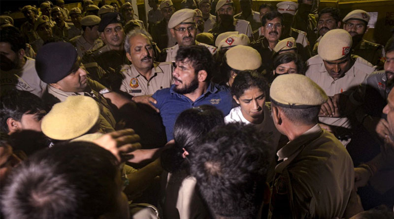 Wrestlers protesting at Delhi's Jantar Mantar have alleged they were manhandled by drunk policemen | Sangbad Pratidin