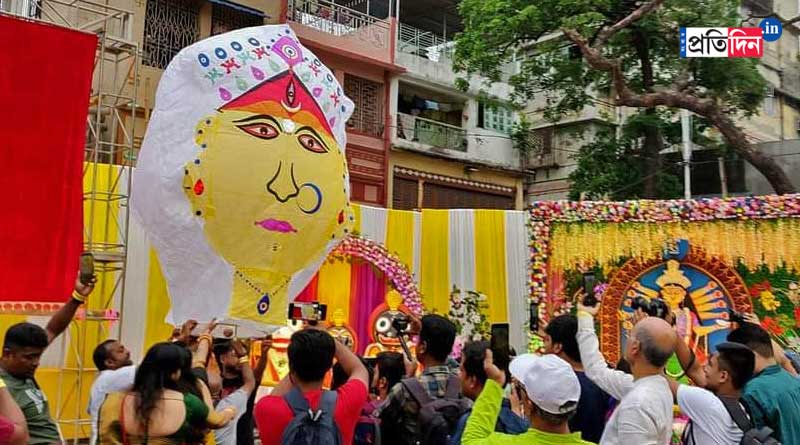 পুজোর ঢাকে কাঠি? খুঁটিপুজোয় উড়ল মা দুগ্গার ফানুস, দেখুন ছবি