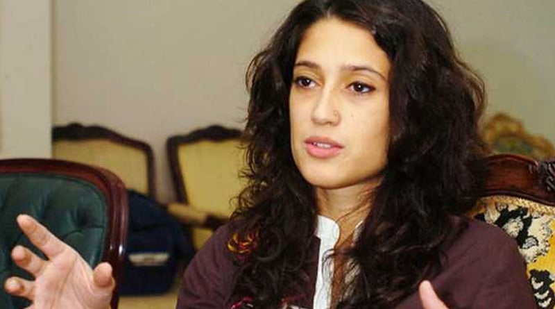 Fatima Bhutto visits temple after getting married | Sangbad Pratidin