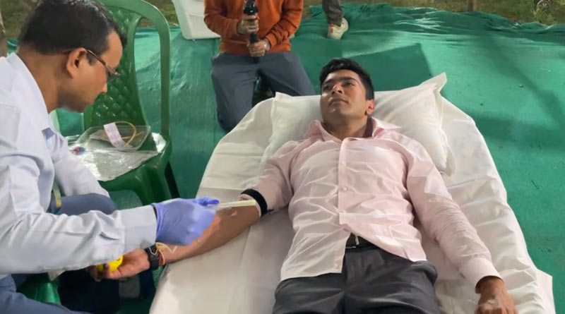 Abhishek Banerjee: TMC leader Abhishek Banerjee donates blood at Jaynagar amidst Trinamoole Nabajawar | Sangbad Pratidin