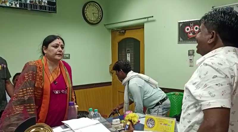 মনোনয়ন পেশের সময় প্রার্থীর সন্তানকে আগলালেন অগ্নিমিত্রা, সৌজন্যের নামে খোঁচা তৃণমূল নেতাকে!