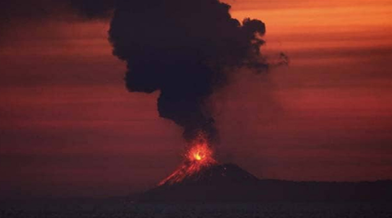 Indonesia's Anak Krakatoa volcano erupts। Sangbad Pratidin