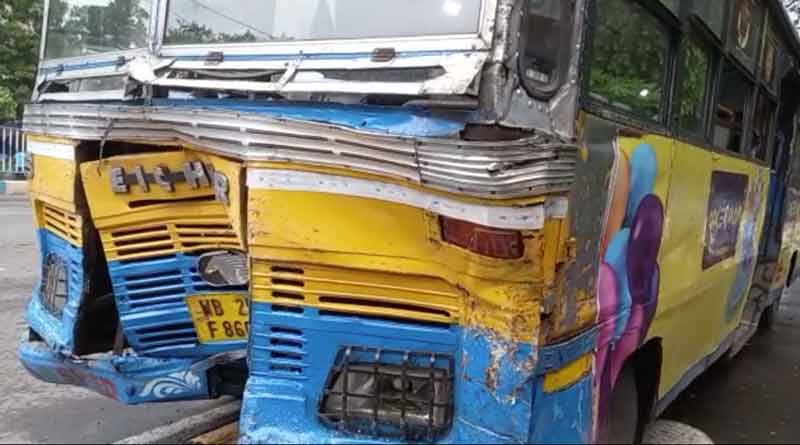 খাস কলকাতার ব্যস্ত রাস্তায় দুর্ঘটনা, নিয়ন্ত্রণ হারিয়ে পরপর ৮ গাড়িতে ধাক্কা যাত্রীবোঝাই বাসের