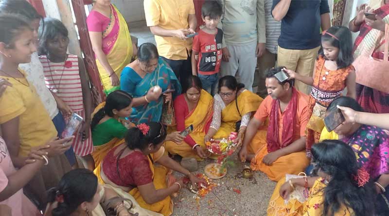 200 invited at wedding of frogs to seek rain in Durgapur | Sangbad Pratidin