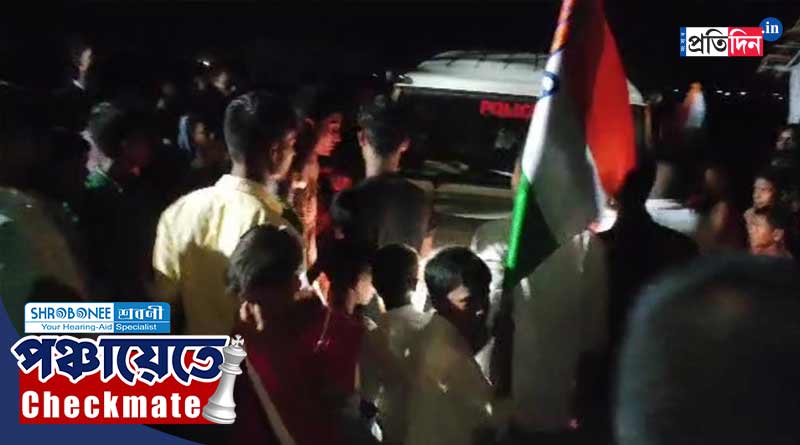 Panchayat Poll 2023: জোর করে কংগ্রেস প্রার্থীর হাতে তৃণমূলের পতাকা! স্থানীয়দের বিক্ষোভে উত্তাল এলাকা