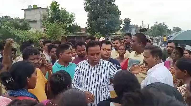 ছেলেকে হাসপাতালে নিয়ে যাওয়ার পথে দুষ্কৃতীদের হাতে ‘খুন’ বাবা, আদিবাসী বিক্ষোভে রণক্ষেত্র নকশালবাড়ি