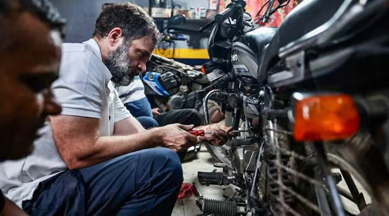 Rahul Gandhi meets traders, fixed bike in Delhi's Karol Bagh | Sangbad Pratidin