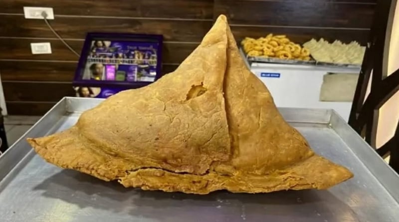 'Bahubali' Samosa Challenge at UP Eatery Offers Rupees 71,000 For Eating A 12 Kg Samosa In 30 Minute | Sangbad Pratidin