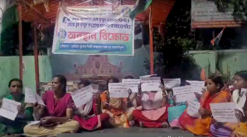 লক্ষ টাকায় পঞ্চায়েতের টিকিট বিক্রির বাঁকুড়ায়! TMC নেতার বিরুদ্ধে ধরনায় দলেরই একাংশ