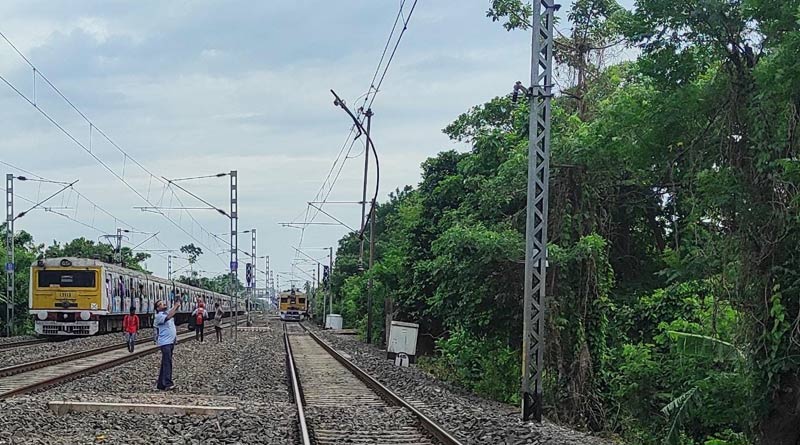 Local train services on Howrah main line hit, passengers get agitated | Sangbad Pratidin