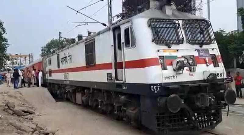 Coromandel Express AC faces problem, repaired at Santragachi । Sangbad Pratidin