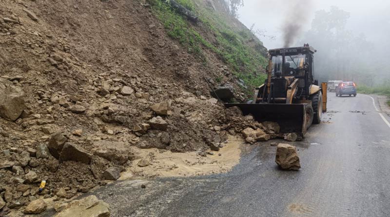 Heavy rain triggers landslide in North Sikkim, over 2 thousand tourists stranded | Sangbad Pratidin