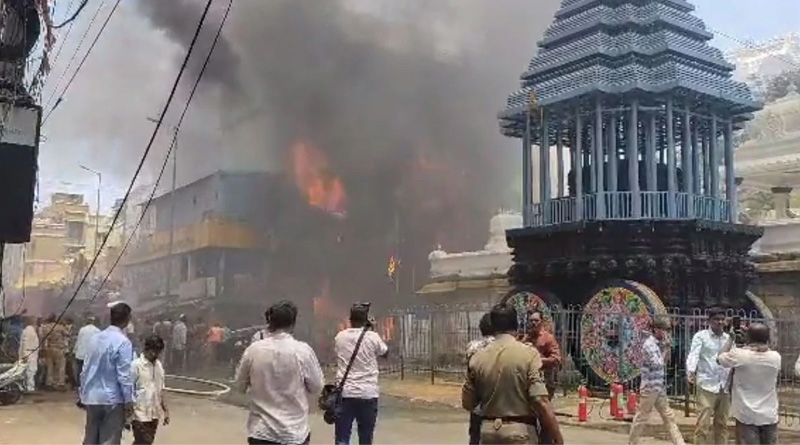 Huge fire broke out at photo shop near Tirupati temple, road blocked for locals | Sangbad Pratidin