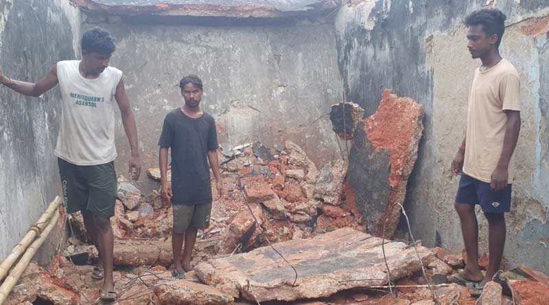 পুরনো বাড়ির চাঙড় ভেঙে মৃত্যু শ্রমিকের, আসানসোলে জনরোষ, ভাঙচুর তৃণমূল কার্যালয়েও
