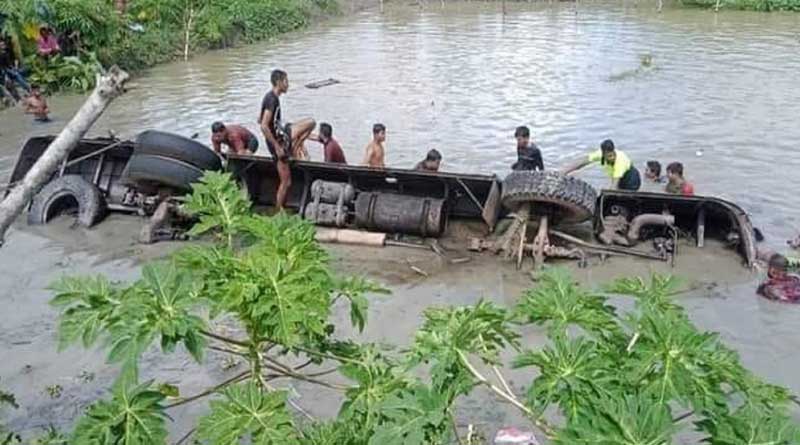 বাড়তি যাত্রী তোলার চাপ, নিয়ন্ত্রণ হারিয়ে পুকুরে উলটে পড়ল বাস, বাংলাদেশে নিহত ১৭