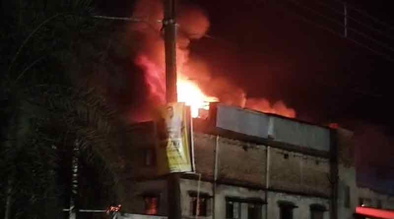 ১৫ ঘণ্টা পার, এখনও জ্বলছে বারুইপুরের প্লাস্টিক কারখানা