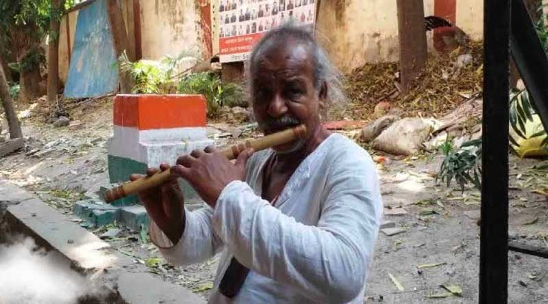 Indian Railways: Piper stays at Kolkata footpath for sometimes, plays flute in Dumdum Junction Station for long time
