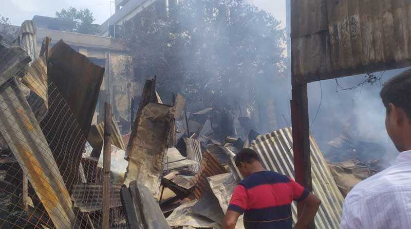 Massive fire breaks out at Mangalahat, Howrah, almost two thousand stalls burnt | Sangbad Pratidin