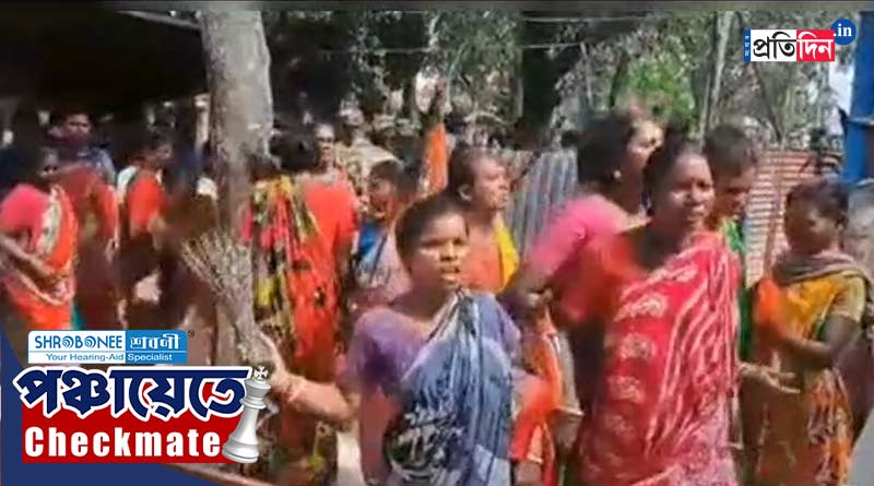 WB Panchayat Election 2023: Women protest with broom at police station in Maldah । Sangbad Pratidin