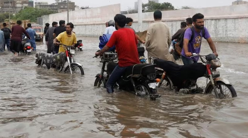প্রবল বৃষ্টিতে বিপর্যস্ত পাকিস্তান, ৮টি শিশু-সহ বিপর্যয়ের বলি অন্তত ৫০