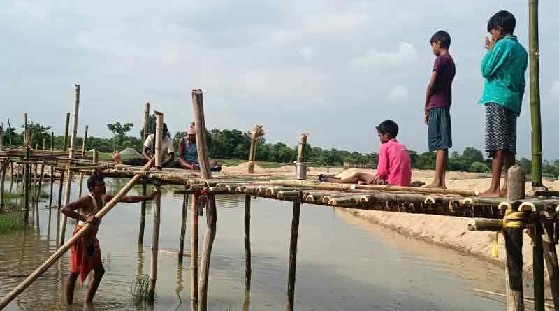শিলান্যাসের ৭ বছর পরেও হয়নি সেতু, বর্ষায় কাঠের সাঁকোই ভরসা স্থানীয়দের