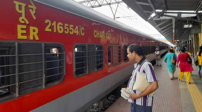 Brawl in Train, passenger suffers severe injury in Balurghat | Sangbad Pratidin