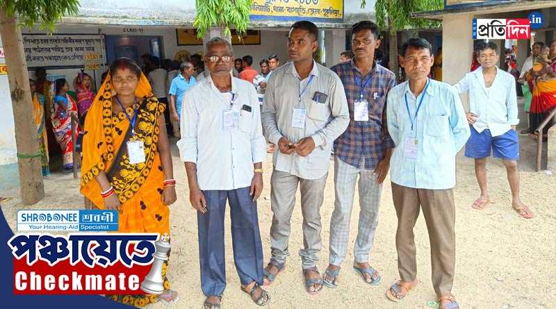 Panchayat Election: উৎসবের আবহে ভোট পুরুলিয়ায়, প্ৰতিপক্ষ ভুলে বুথের বাইরে ‘ভোট আড্ডা’ পাঁচ প্রার্থীর